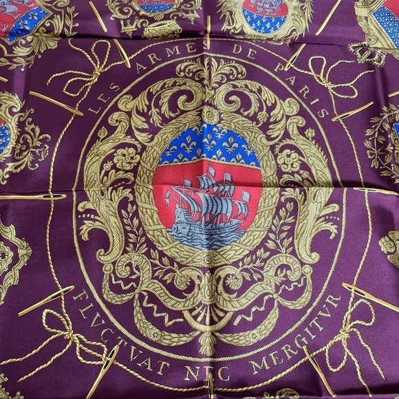 💎🔥Hermes silk scarf "LES ARMES DE PARIS 💎🔥 - Picture 4 of 11